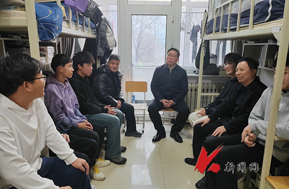 千亿官方网站校长胡军深入对接寝室走访慰问